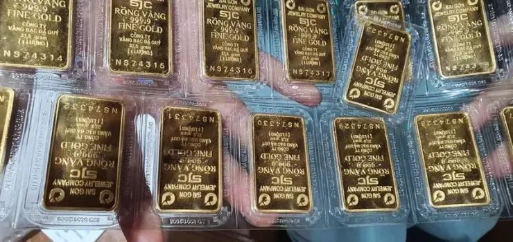 Giá vàng thế giới giảm là hệ quả của sự cộng hưởng nhiều yếu tố cùng lúc, chẳng hạn như tâm lý thị trường và sức mạnh của đồng bạc xanh. Ảnh minh họa: T.LINH