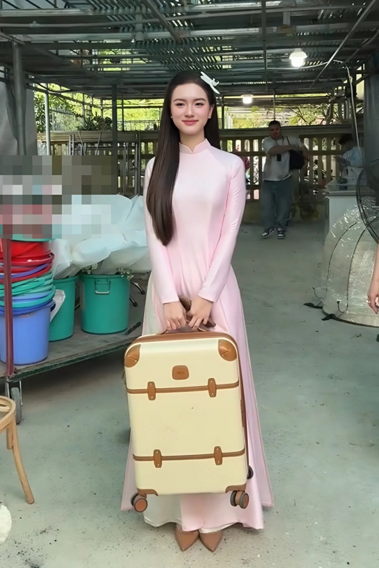 Nàng dâu phụ được Đỗ Thị Hà tin tưởng nhờ cầm vali là Hoàng Tú Quỳnh, sinh năm 2002, quê Vĩnh Phúc.