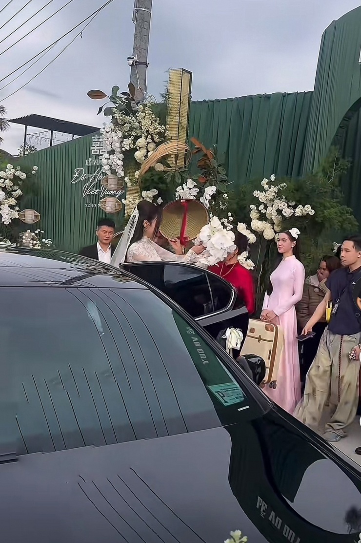 Nhan sắc phù dâu xách vali cho Đỗ Thị Hà về nhà chồng - 1