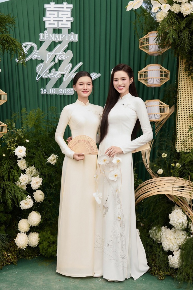 Trước đó, tại lễ nạp tài của hoa hậu hôm 16/10, Tú Quỳnh cũng là một trong các phù dâu.