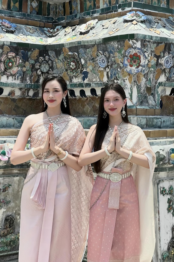 Hoàng Tú Quỳnh quen Đỗ Thị Hà từ khi cùng tham dự Hoa hậu Việt Nam 2020. Hơn kém nhau một tuổi, cả hai thân thiết và gắn bó đến nay. Trên trang cá nhân, họ nhiều lần chia sẻ ảnh đồng hành trong các hoạt động.