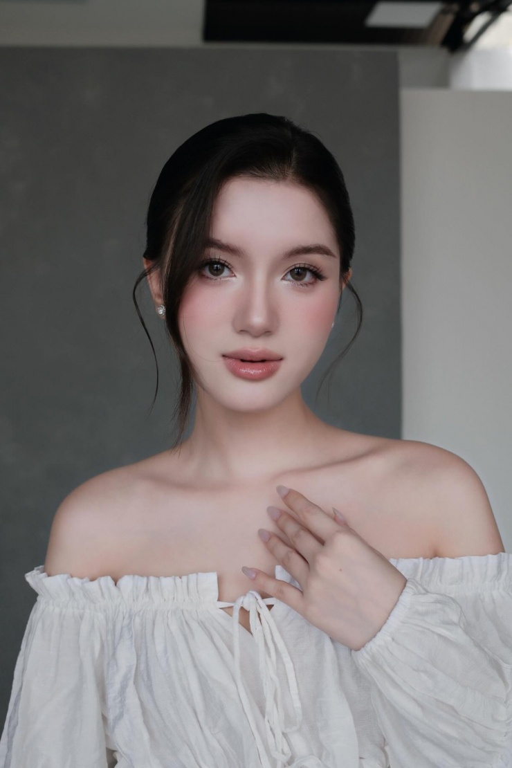 Tú Quỳnh cao 1,67 m, từng giành giải Hoa khôi Áo dài Việt Nam - Miss Photogenic Vietnam 2019, Top 5 Người Đẹp Thể Thao Hoa Hậu Việt Nam 2020. Cô được đánh giá có vẻ đẹp ngọt ngào, trong trẻo.