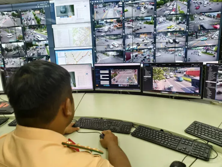 Từ dữ liệu ghi nhận của camera, cán bộ kỹ thuật sẽ rà soát một lần nữa và gửi lên hệ thống tra cứu phạt nguội trong vòng từ 8-10 ngày. Ảnh: THY NHUNG