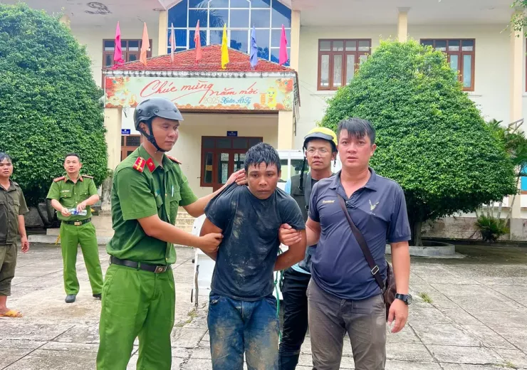 Công an xã Phú Túc bắt giữ Rcom Toai do có hành vi cố ý gây thương tích, chống người thi hành công vụ. Ảnh: CA