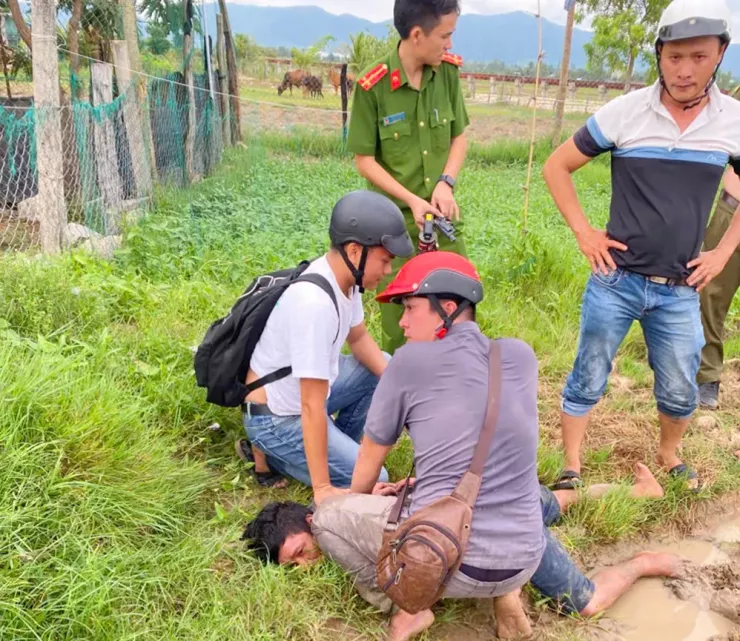 Rcom Toai bị khống chế, bắt giữ khi đang trốn trong rẫy của người dân.