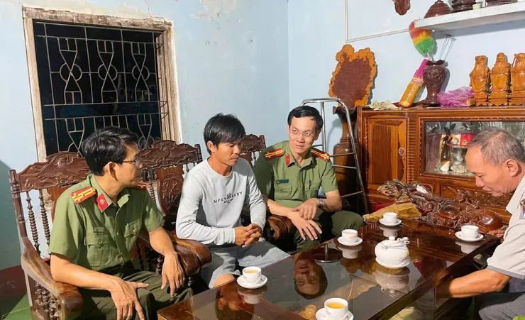 Lãnh đạo Công an tỉnh Gia Lai thăm, động viên ông Đặng Quang Hùng bị thương tích.