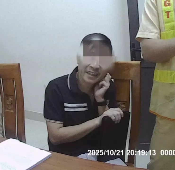 Tài xế tại trụ sở công an. Ảnh: CA