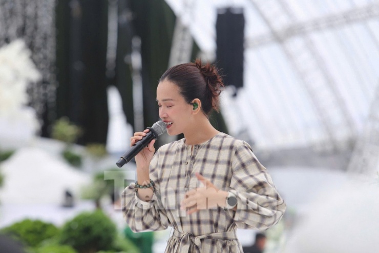 Ca sĩ Ái Phương có mặt từ sớm, chuẩn bị cho tiết mục biểu diễn ở lễ cưới Hoa hậu Đỗ Hà.