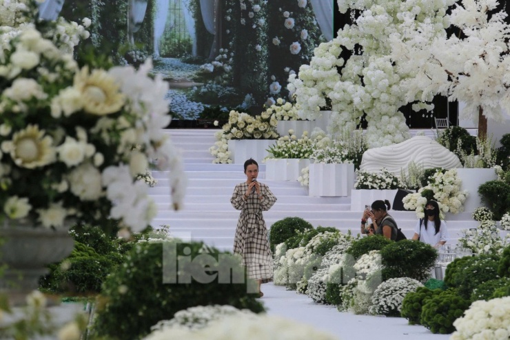 Hiện tại nữ ca sĩ chưa tiết lộ về ca khúc mình thể hiện. Tuy nhiên, khán giả dự đoán cô hát bài Cô dâu thời điểm Đỗ Hà bước vào lễ đường.