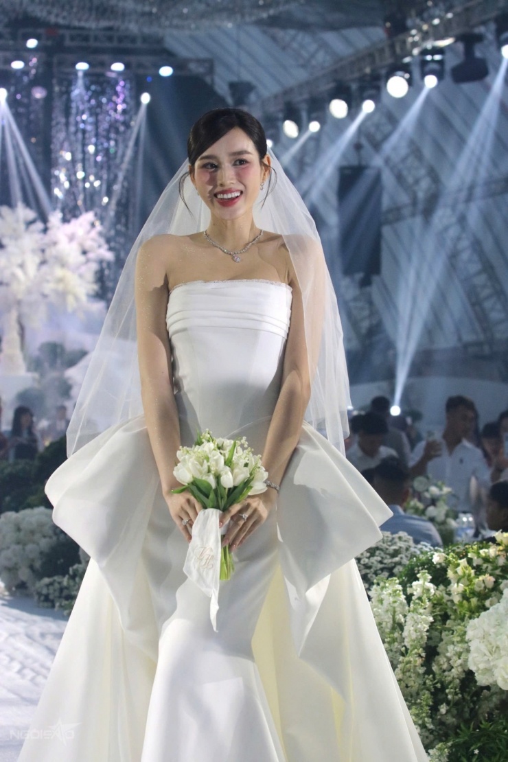 Lúc hôn lễ diễn ra, thời tiết ở Quảng Trị vẫn mưa nặng hạt. Bất chấp mưa lớn, cả nghìn khách mời có mặt để dự lễ thành hôn của hoa hậu và thiếu gia nhà tập đoàn Sơn Hải. Trước đó, vì rạp cưới bung rách do mưa lớn, đội ngũ thi công khẩn trương sửa các mối nối, thay bạt để hôn lễ diễn ra đúng kế hoạch.