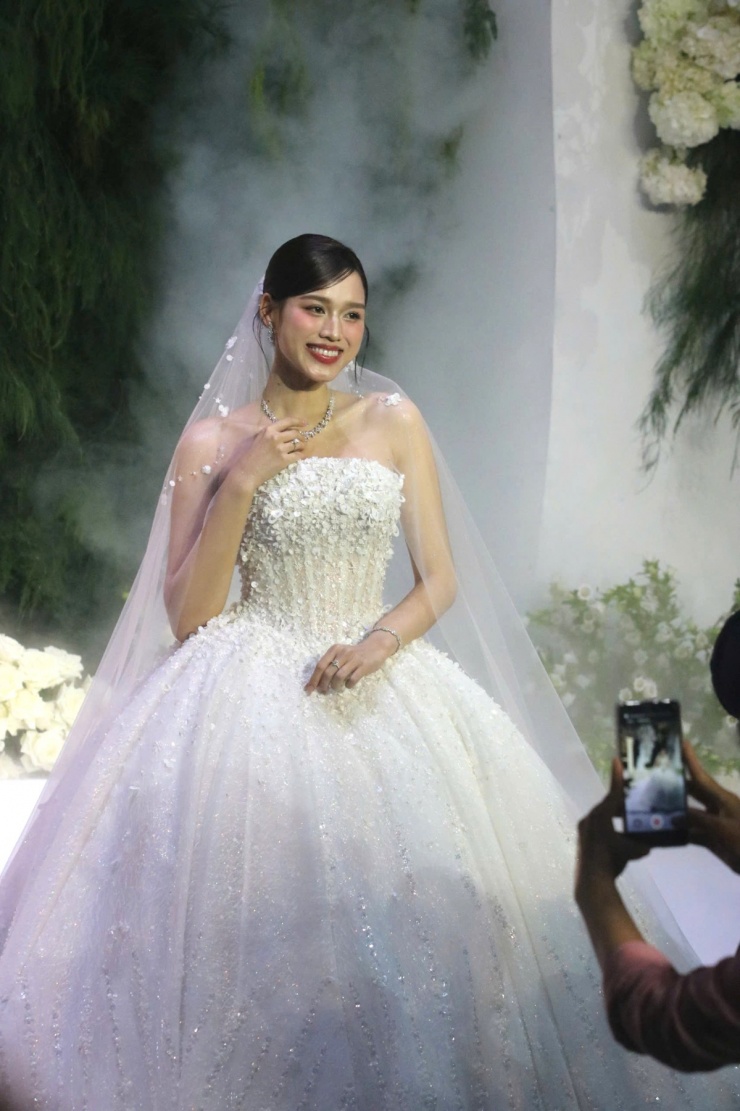 18h, hôn lễ bắt đầu. Đỗ Thị Hà thay chiếc váy lộng lẫy như công chúa cho phần nghi lễ chính.