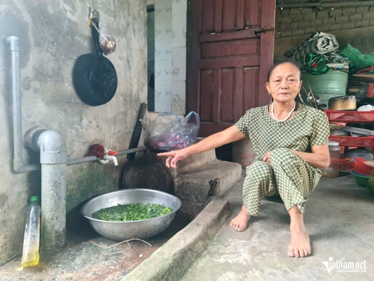 Nhà bà Thanh chỉ có 3 người nhưng hóa đơn tiền nước lên đến 1,4 triệu đồng. Ảnh: Lê Dương