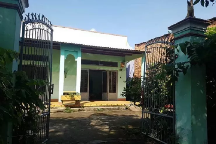 Lúc các bị cáo vào nhà bà Tư thì cửa cổng mở. Ảnh: VŨ HỘI