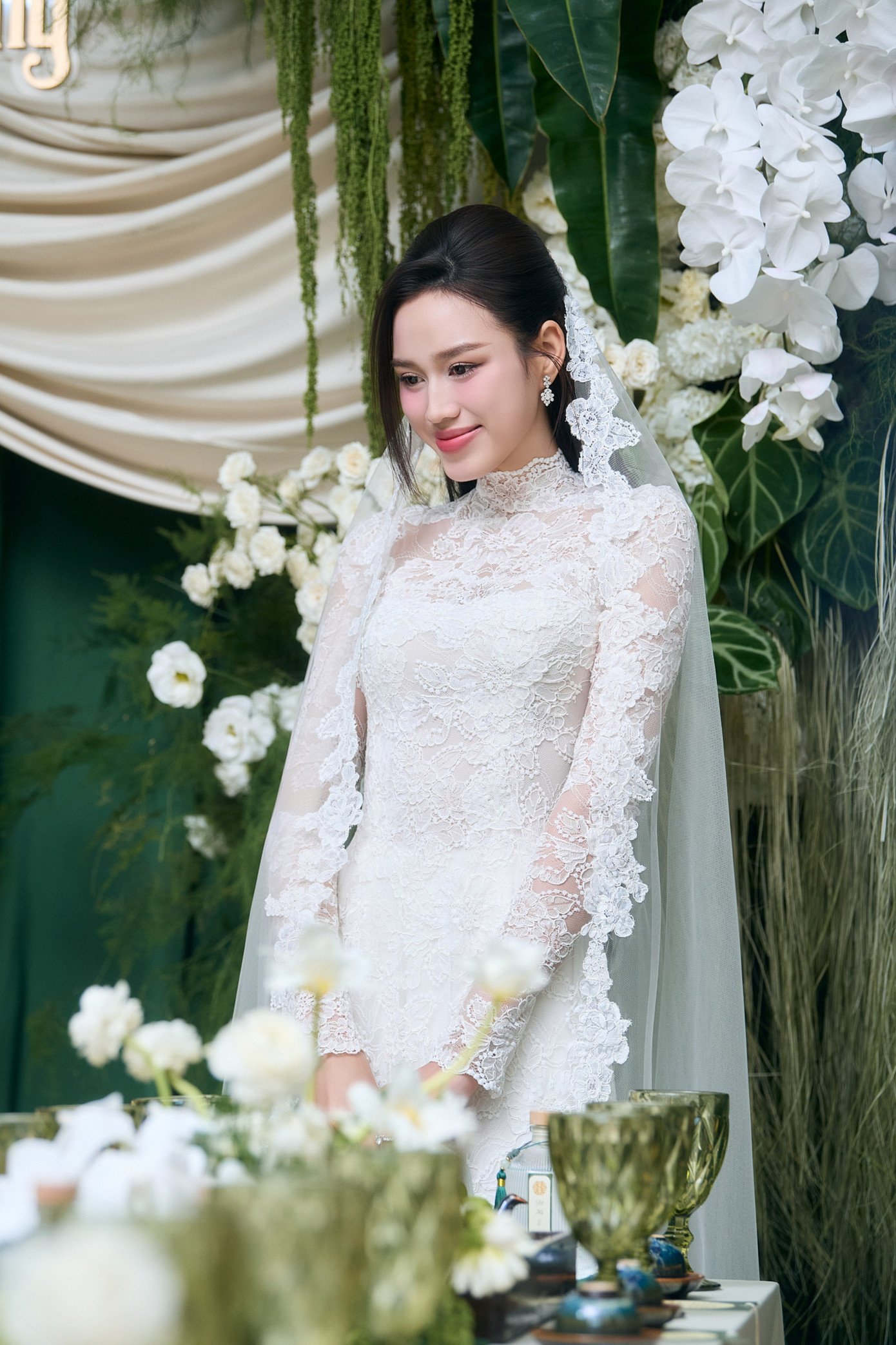 Áo dài ren trắng thêu hoa tôn lên vẻ thanh lịch của Đỗ Thị Hà