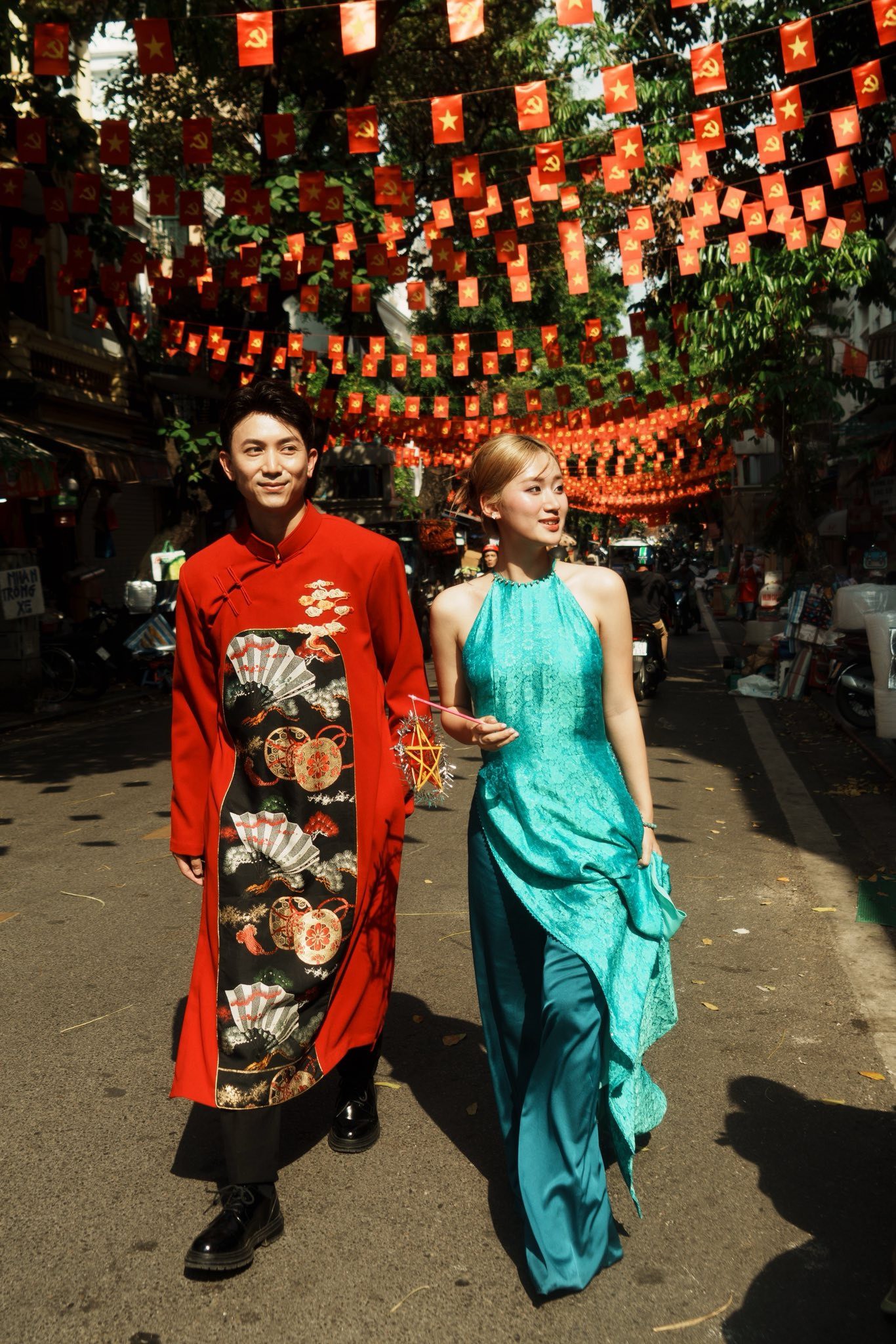 Trong khi Hoàng Anh Vũ, Huỳnh Anh khiến người hâm mộ ngẩn ngơ với vẻ đẹp lịch lãm trong bộ áo dài truyền thống thì XIRI – nữ ca sĩ Gen Z nổi bật với phong cách trẻ trung, năng động, khoe nét tươi mới của tà áo dài cách tân, thể hiện sự giao thoa giữa truyền thống và hiện đại.