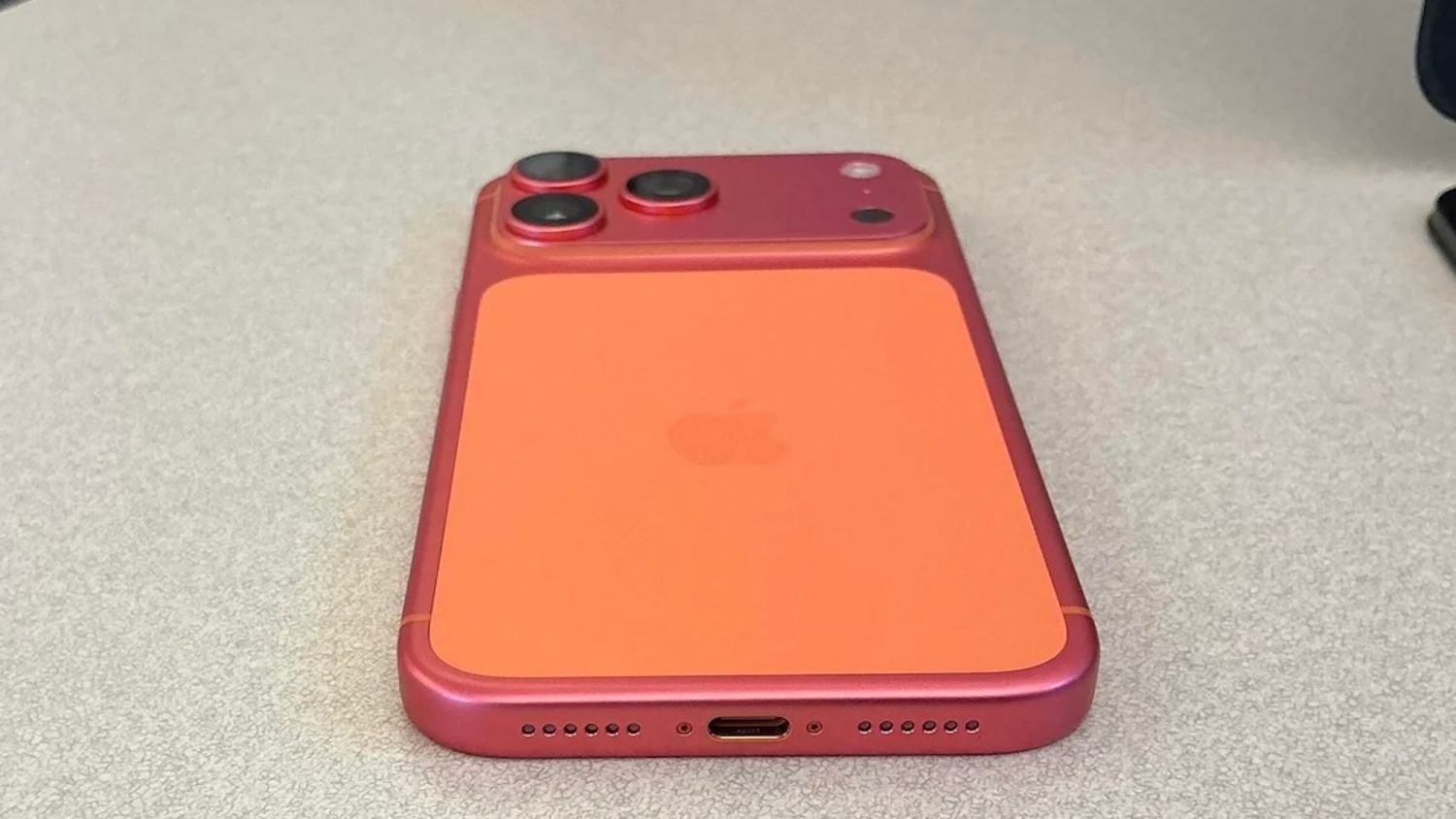 Lý do iPhone 17 Pro cam vũ trụ chuyển sang màu vàng hồng và cách khắc phục - 1
