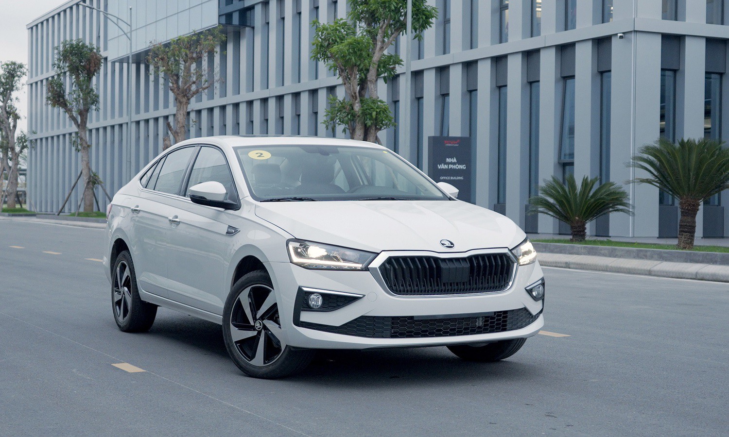 So sánh Skoda Slavia và Toyota Vios: Chọn "chất Âu" hay "giá trị cốt lõi"? - 1