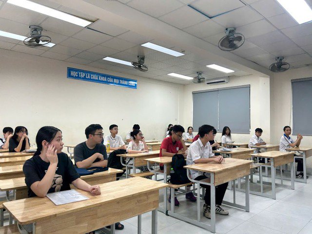 Thí sinh thi vào lớp 10 năm 2025 tại Hà Nội.