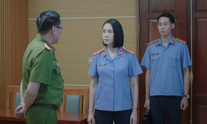 Tạo hình của Hồng Diễm trong vai Phó Viện trưởng viện kiểm sát.