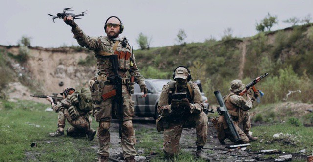 Chiến thuật 'cổ' giúp Nga đánh bại UAV Ukraine - 1