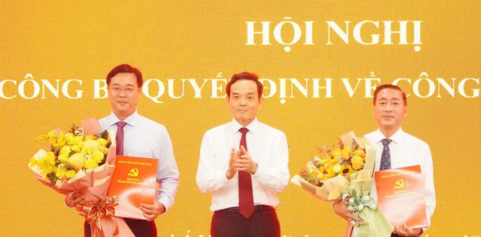 Bí thư Trung ương Đảng, Bí thư Thành ủy TP HCM Trần Lưu Quang trao quyết định và chúc mừng ông Lê Quốc Phong (bìa trái) và ông Phạm Thành Kiên (bìa phải)