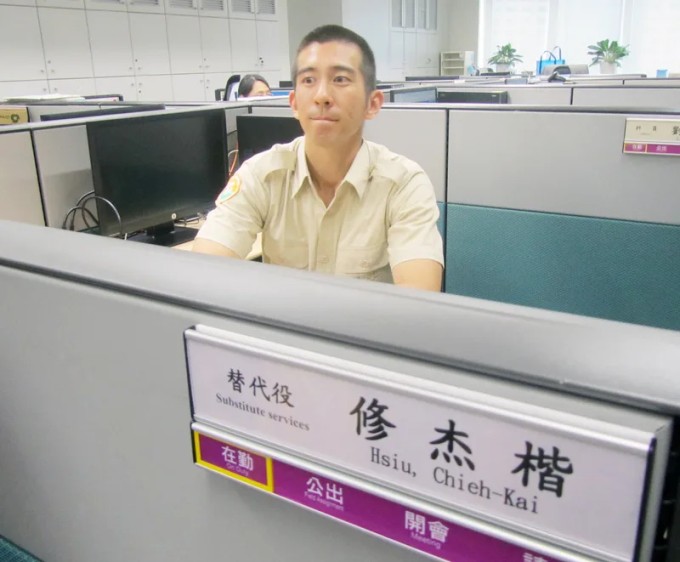 Tu Kiệt Khải trình diện tại Cục Dân sự Chính quyền thành phố Tân Bắc vào tháng 6/2016, bắt đầu thực hiện nghĩa vụ quân sự thay thế. Ảnh: Ettoday