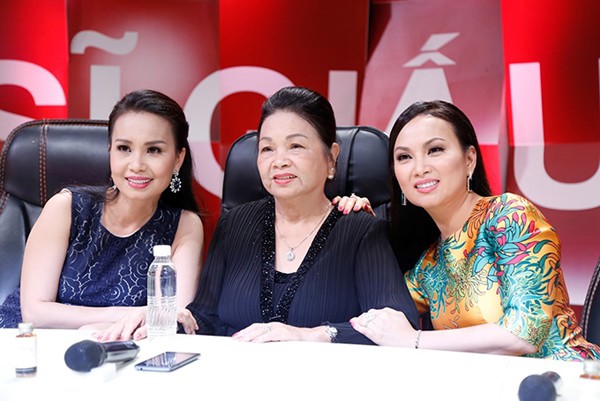 Hà Phương bên chị gái Cẩm Ly và mẹ.