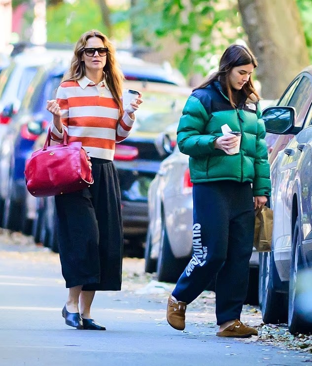 Suri và Katie Holmes tản bộ trên đường phố New York. Ảnh: Backgrid