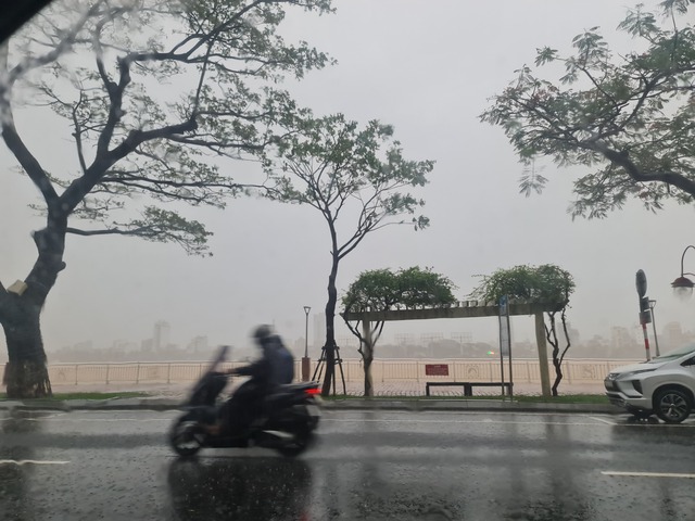 Bão số 12 di chuyển chậm và suy yếu nhanh, miền Trung hứng 2 đợt mưa liên tiếp - 1