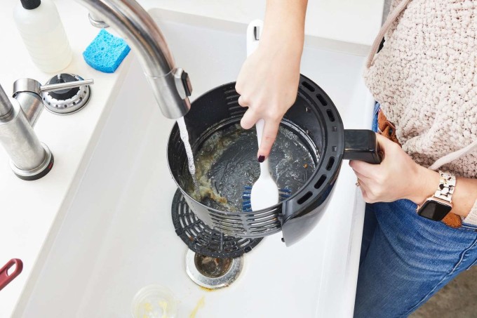 Việc vệ sinh nồi chiên không dầu khá tốn thời gian nên thường bị nhiều người lơ là, khiến các vết dầu mỡ bám chặt trên bộ phận của nồi, thêm khó vệ sinh.