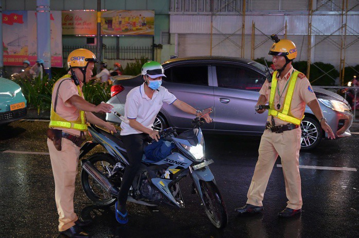 Đội CSGT Tân Sơn Nhất kiểm tra nồng độ cồn tại giao lộ Trường Chinh - Tây Thạnh, TP HCM