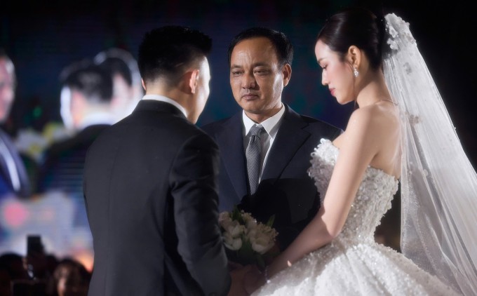 Bố cô dâu xúc động khi dẫn con gái lên lễ đường. Ảnh: Linh Lê Chí