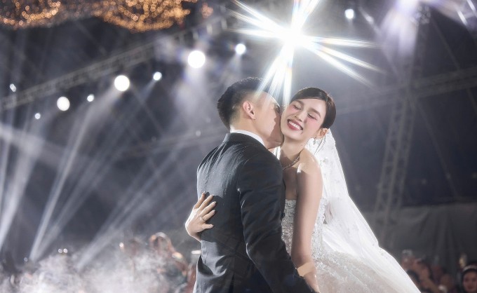 Chồng Đỗ Thị Hà hôn vợ sau khi trao nhẫn cưới. Ảnh: Linh Lê Chí