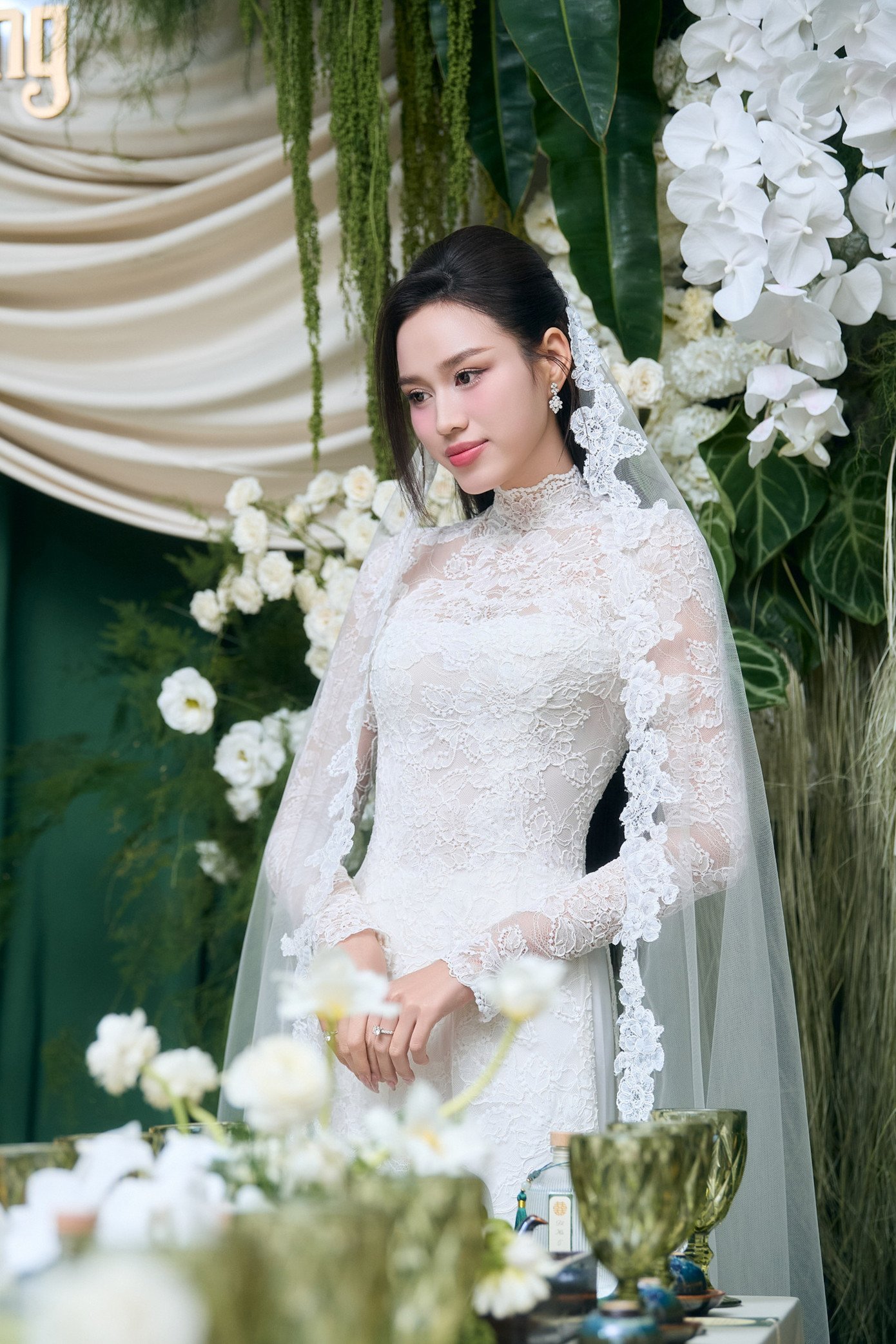 Áo dài ren trắng thêu hoa tôn lên vẻ thanh lịch của Đỗ Thị Hà