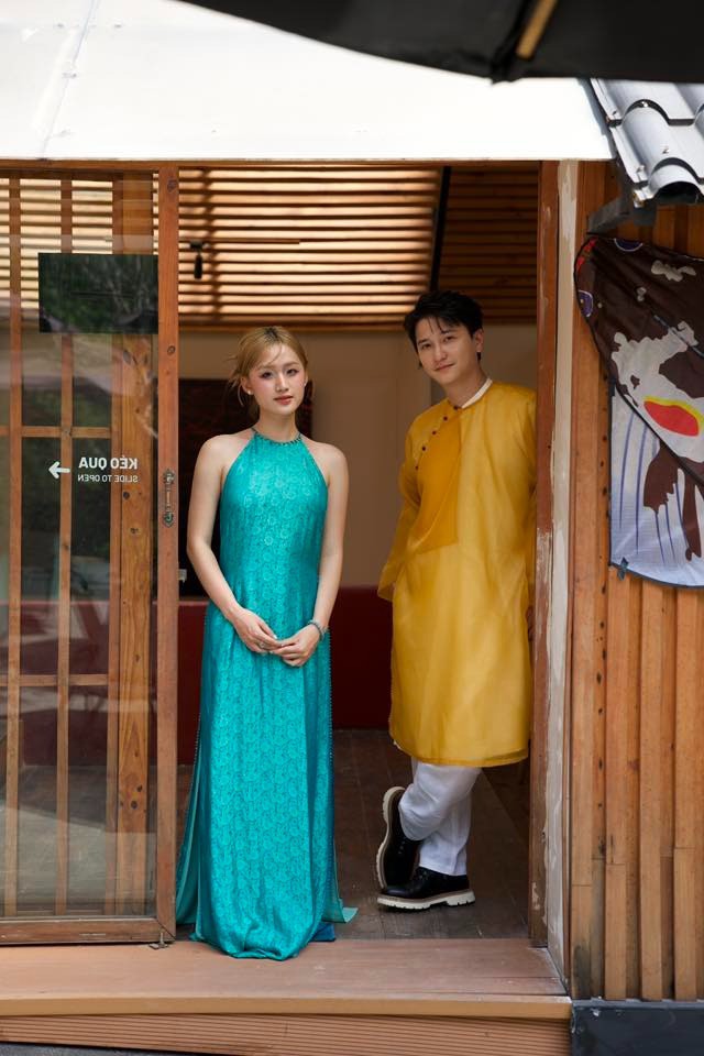 Trong khi Hoàng Anh Vũ, Huỳnh Anh khiến người hâm mộ ngẩn ngơ với vẻ đẹp lịch lãm trong bộ áo dài truyền thống thì XIRI – nữ ca sĩ Gen Z nổi bật với phong cách trẻ trung, năng động, khoe nét tươi mới của tà áo dài cách tân, thể hiện sự giao thoa giữa truyền thống và hiện đại.