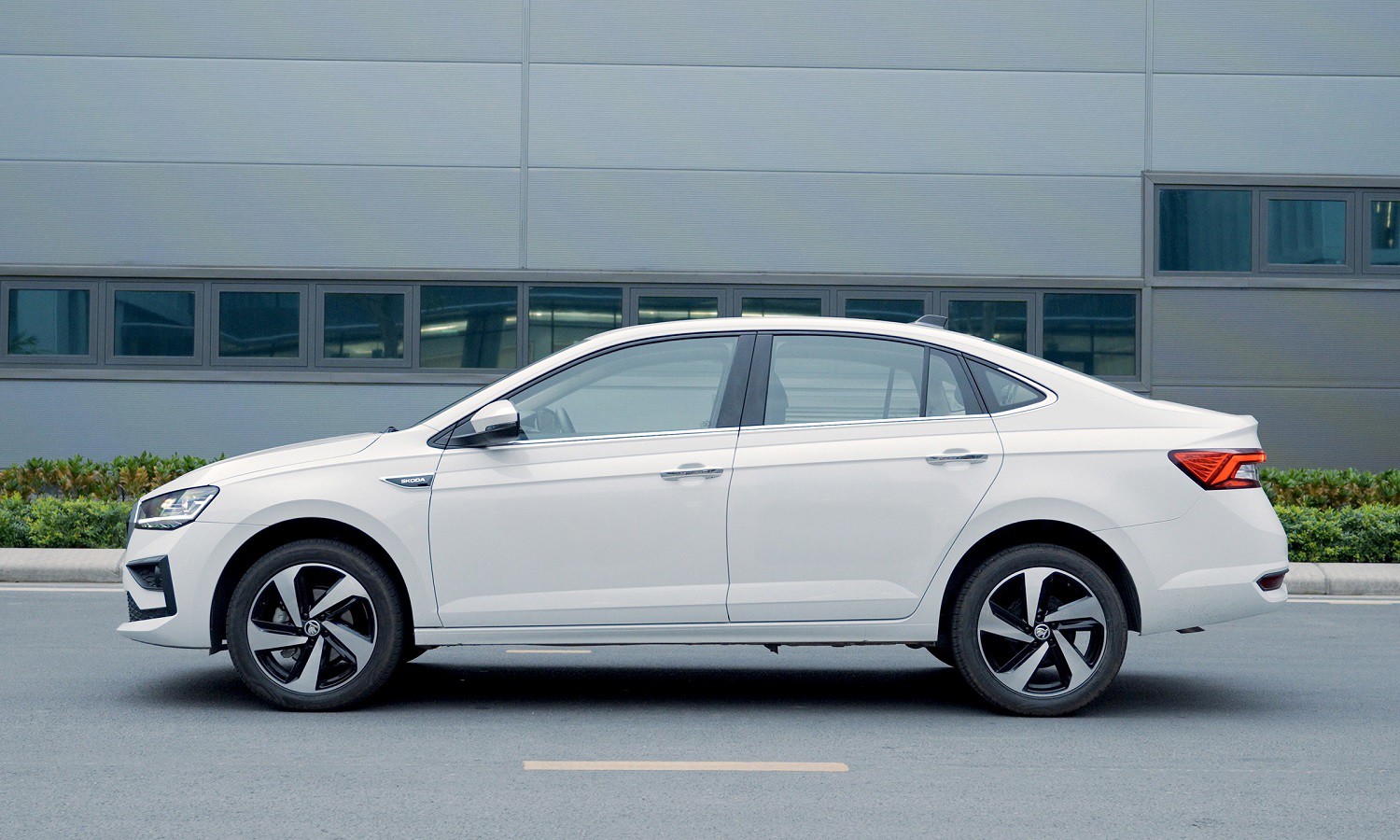 So sánh Skoda Slavia và Toyota Vios: Chọn "chất Âu" hay "giá trị cốt lõi"? - 3