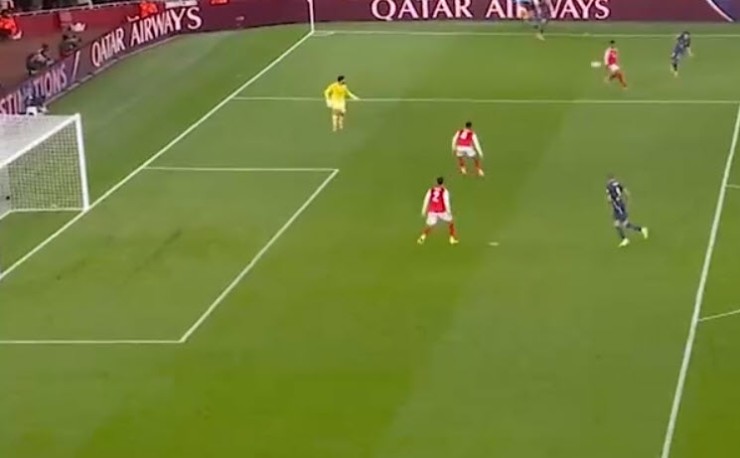 Alvarez đáng nhẽ phải ghi bàn trong tình huống này