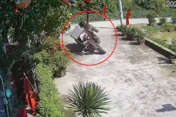 Clip: Thanh niên dừng xe giữa đường “ta…