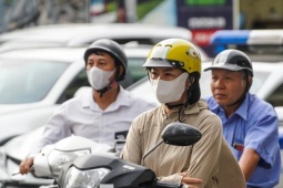 Tin tức trong ngày - Gió lạnh ùa về, người Hà Nội diện thêm áo ấm ra đường