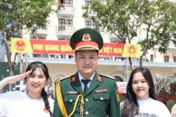 Chàng sĩ quan tình cờ thành 'mẫu ảnh' ở trận địa pháo lễ kỷ niệm 30/4