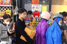 Dân Đà Nẵng chen chân mua lương thực chống bão số 12, siêu thị 'cháy hàng'