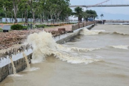 Hình ảnh sông Hàn, sóng đánh vào bờ kè dữ dội