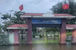 Bão chưa tới Huế đã ngập nặng, toàn bộ học sinh được nghỉ học