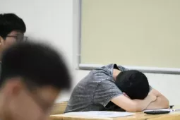 Cảnh báo 'nóng' khi học sinh sống ảo nhiều hơn sống thật