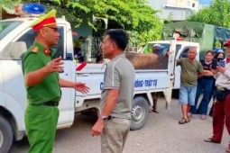 Khởi tố 2 người lái ô tô truy đuổi, chặn xe cảnh sát giao thông