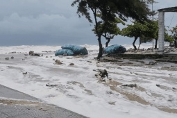 Tin tức trong ngày - TP Huế: Sóng biển dâng cao, tràn vào khu dân cư