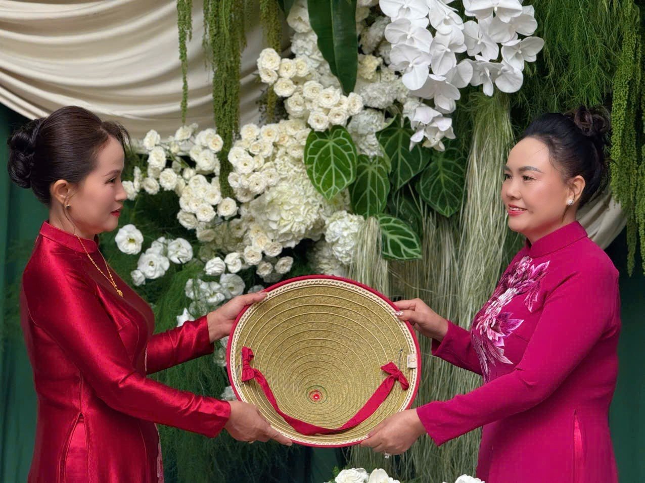 Mẹ cô dâu, chú rể thực hiện nghi lễ trao nón truyền thống ở Thanh Hóa. Theo tục lễ, vào ngày cưới, mẹ chồng thường chuẩn bị một chiếc nón mới để dành trao tặng cho con dâu. Đây là một tặng phẩm đặc biệt, mang ý nghĩa thiêng liêng. Việc mẹ chồng trao nón minh chứng từ nay cô dâu chính thức là một thành viên mới của gia đình, của họ hàng nội ngoại hai bên.