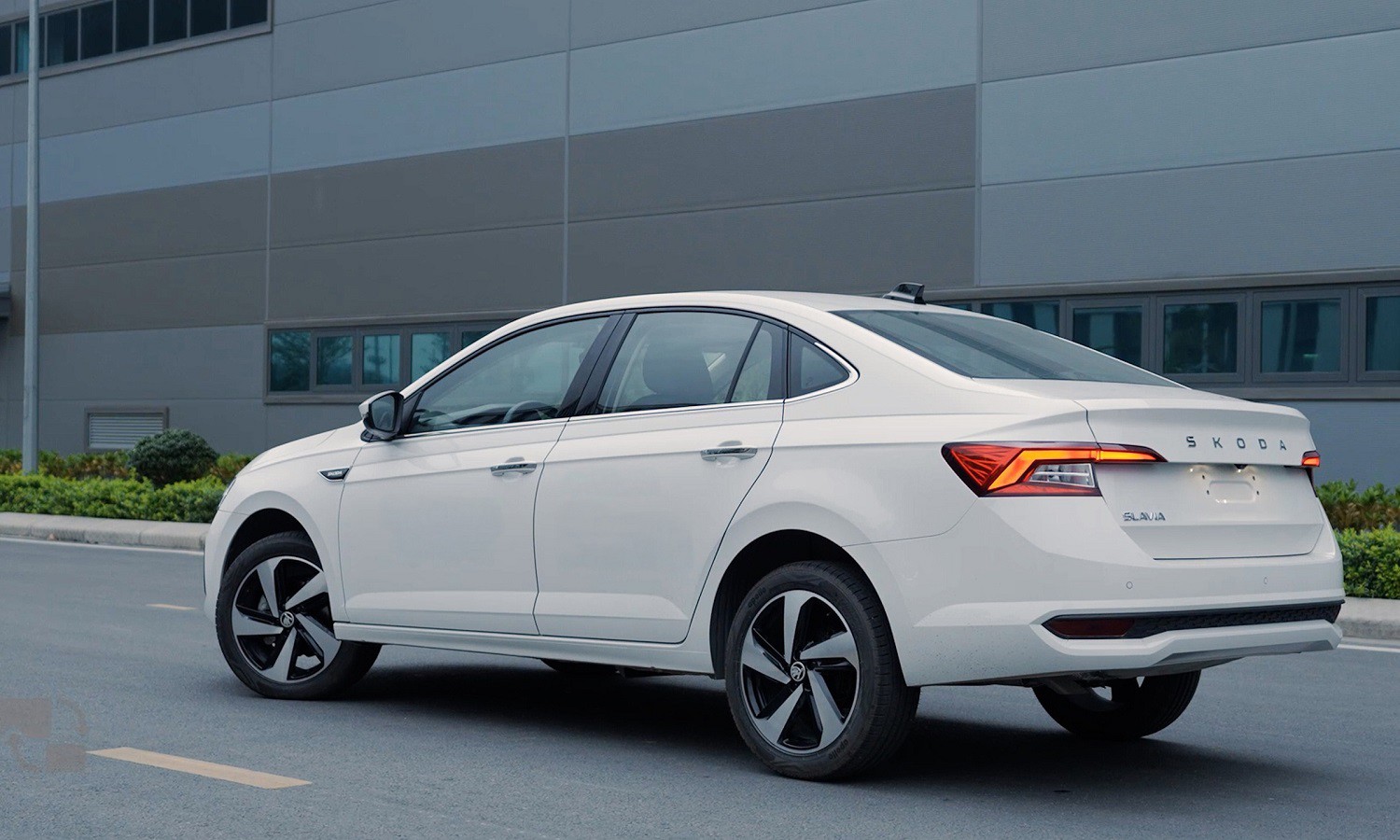 So sánh Skoda Slavia và Toyota Vios: Chọn "chất Âu" hay "giá trị cốt lõi"? - 2