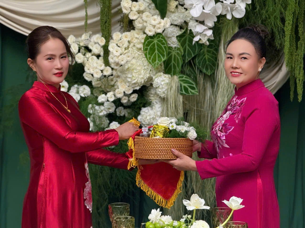 Mẹ cô dâu, chú rể thực hiện nghi lễ trao nón truyền thống ở Thanh Hóa. Theo tục lễ, vào ngày cưới, mẹ chồng thường chuẩn bị một chiếc nón mới để dành trao tặng cho con dâu. Đây là một tặng phẩm đặc biệt, mang ý nghĩa thiêng liêng. Việc mẹ chồng trao nón minh chứng từ nay cô dâu chính thức là một thành viên mới của gia đình, của họ hàng nội ngoại hai bên.