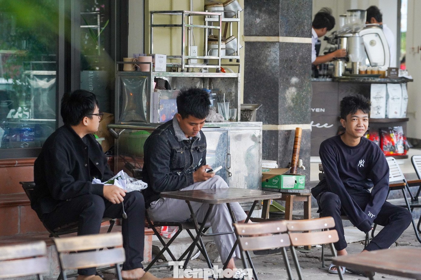 Gió lạnh ùa về, người Hà Nội diện thêm áo ấm ra đường - 10